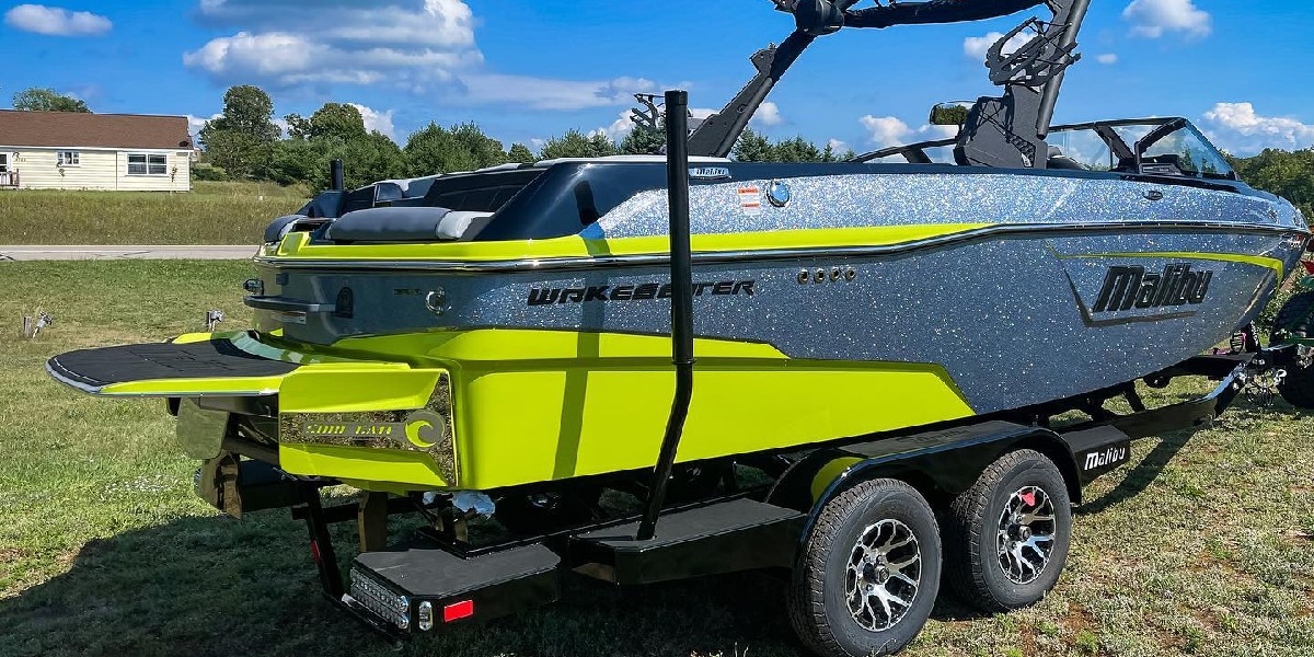 malibuboats's tweet photo. The all-new Volt Yellow looks ⚡⚡⚡ paired with the Graphite Metallic on this #23LSV.
📷: tommyswalloon
#MalibuBoats #TheTruthIsOnTheWater #DreamBoat #WakeBoat #CustomBoat #CustomWakeBoat https://t.co/IFaUNvkYeF