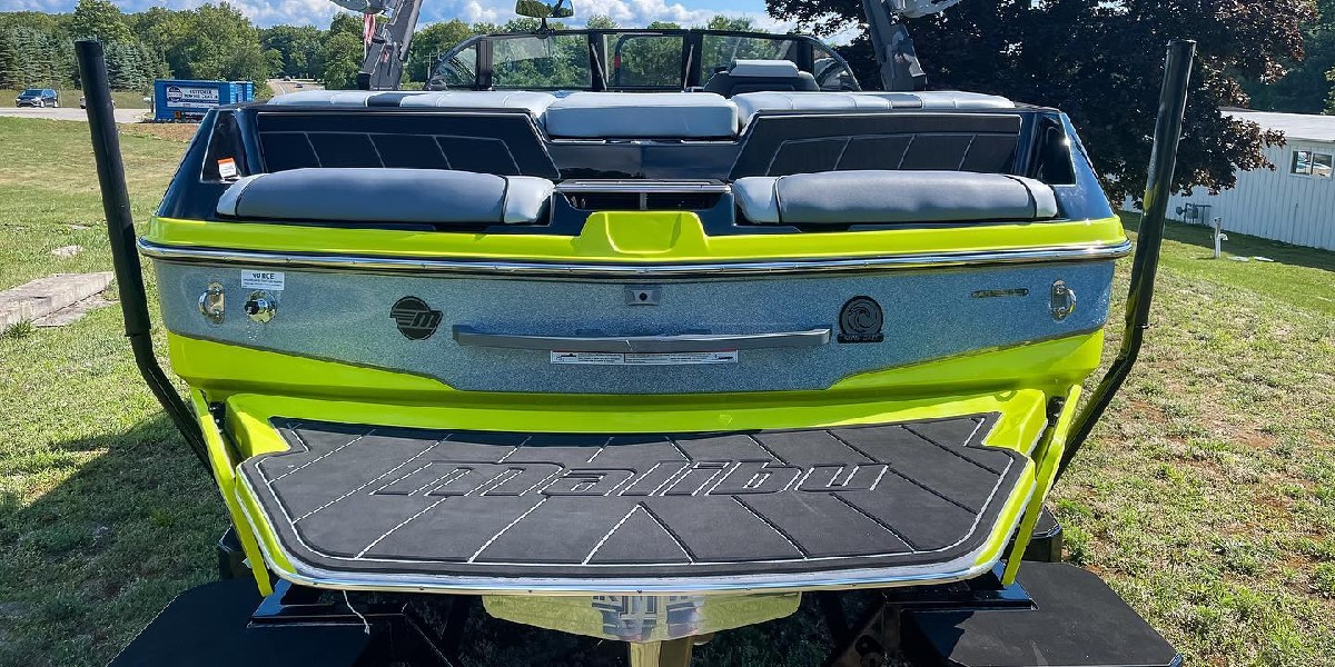 malibuboats's tweet photo. The all-new Volt Yellow looks ⚡⚡⚡ paired with the Graphite Metallic on this #23LSV.
📷: tommyswalloon
#MalibuBoats #TheTruthIsOnTheWater #DreamBoat #WakeBoat #CustomBoat #CustomWakeBoat https://t.co/IFaUNvkYeF