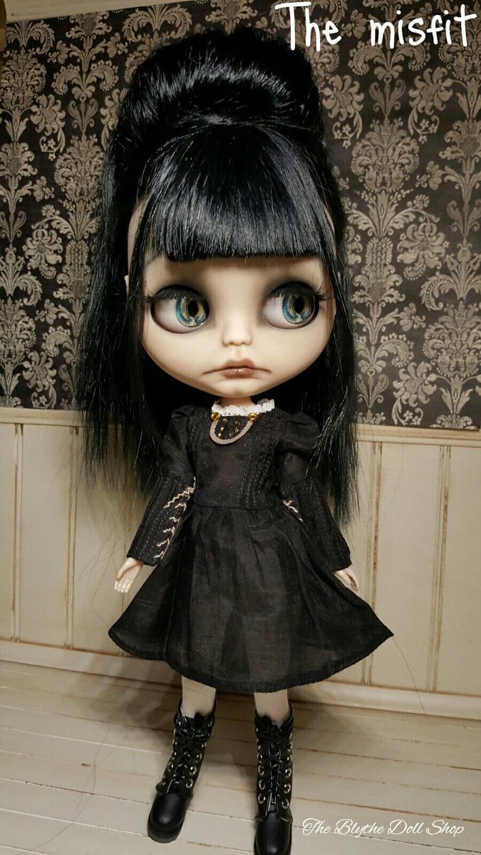 fleurnoire2025's tweet photo. Dicen que son Blythe Dolls, no sé si es verdad o una adaptación de los fans. La colección Blythe estuvo poco tiempo en el mercado (1972) y no tenía versiones góticas. En los 90s se relanzó con otra fábrica. https://t.co/FcOudXVc52
