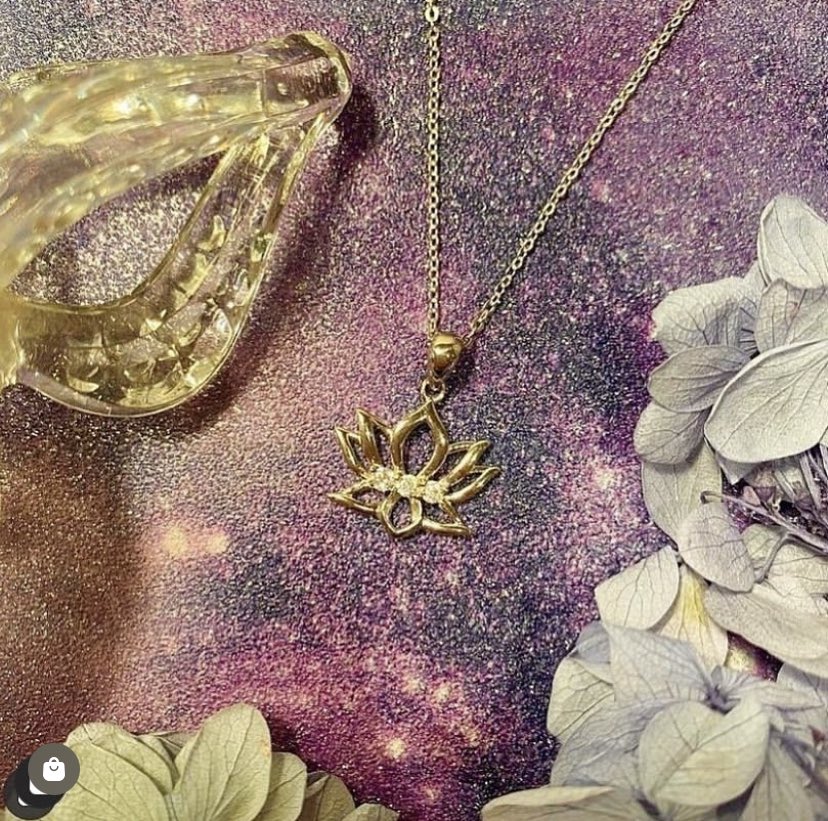 EnchantHeather's tweet photo. “As the lotus rises on its stalk unsoiled by the mud and water, so the wise one speaks of peace and is unstained by the opinions of the world.” 
– Buddha
•
https://t.co/frpKO2Rvv3
•
#Lotus #LotusFlower #Flower #Silver #Necklace #Jewellery #Gifts #Presents #Spiritual #Spirit https://t.co/7YMa3DXFCy