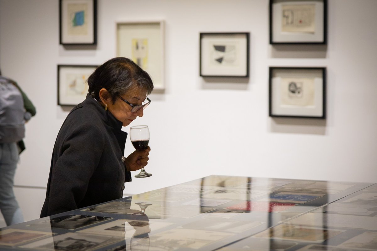 artehumUniandes's tweet photo. El jueves pasado vinieron más de 200 personas a conocer los documentos del archivo personal del artista Eduardo Ramírez Villamizar 🍷
🗓 Exposición abierta al público hasta el 29 de septiembre en el Centro cívico @Uniandes ENTRADA LIBRE.
Toda la info en 👉🏽 https://t.co/PzF0LC6V6A https://t.co/VIarRTvWSD