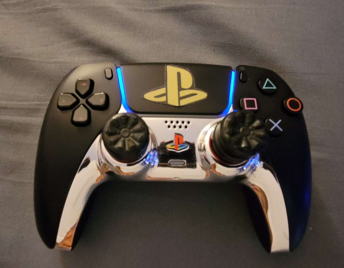 youngmillz82's tweet photo. Rate my controller 1-10 or hot 🔥 🥵 #playstation4 #fortnite👑🇩🇰 #eslone #csgo  #esports #pc #playstation5 #ps4pro #games #ps4games #tech1 #gtav #gta #gta5 #gtaonline #gamers #xbox #gamerlife #girlgamer #controller #dualshock4 #customcontrollers #overwatch #playstation #ps4 #ps5 https://t.co/WWjpkALIKI