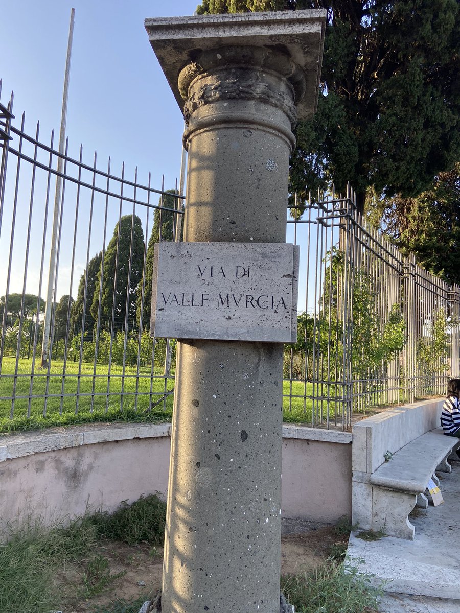 misfotoviajes's tweet photo. Como murciano me ha hecho mucha ilusión andar hoy la calle “Vía di Valle Murcia” en la ciudad de #Roma , frente al #circomassimo y el #montePalatino… https://t.co/yMbNI6PyEn