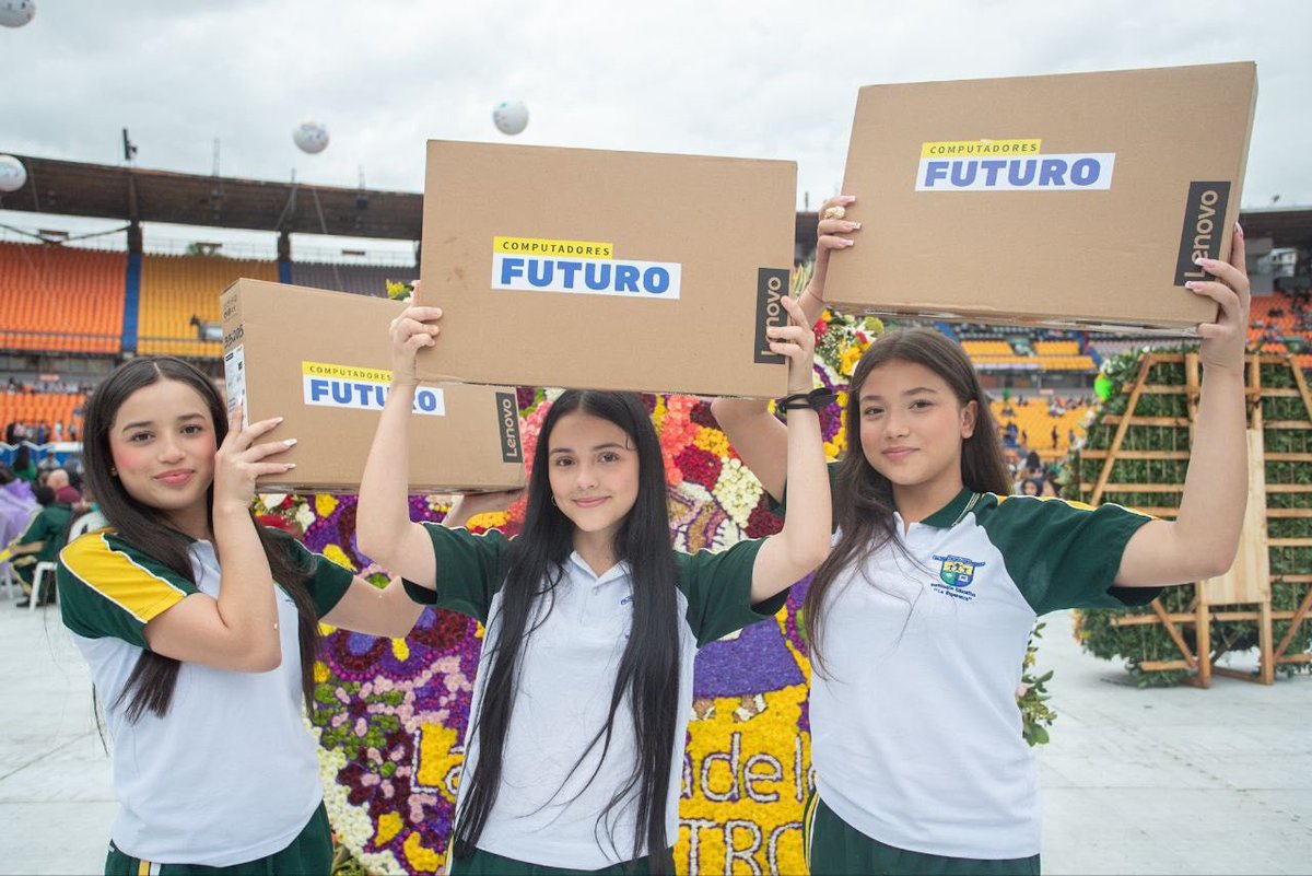 MetroparquesM's tweet image. La #MedellinFuturo la construimos con educación de calidad y con elementos que aporten a un mejor aprendizaje. Los #ComputadoresFuturo potencian las habilidades de nuestros estudiantes.
