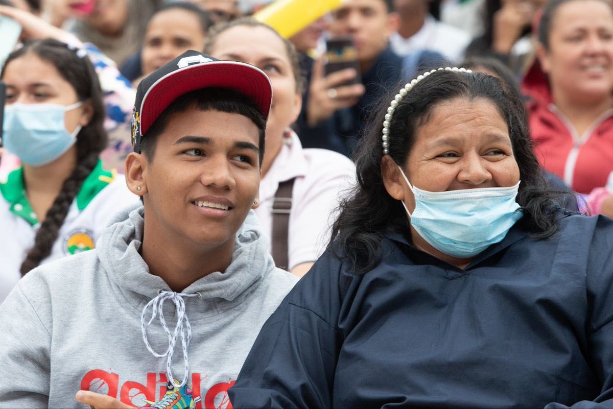 MetroparquesM's tweet image. La #MedellinFuturo la construimos con educación de calidad y con elementos que aporten a un mejor aprendizaje. Los #ComputadoresFuturo potencian las habilidades de nuestros estudiantes.