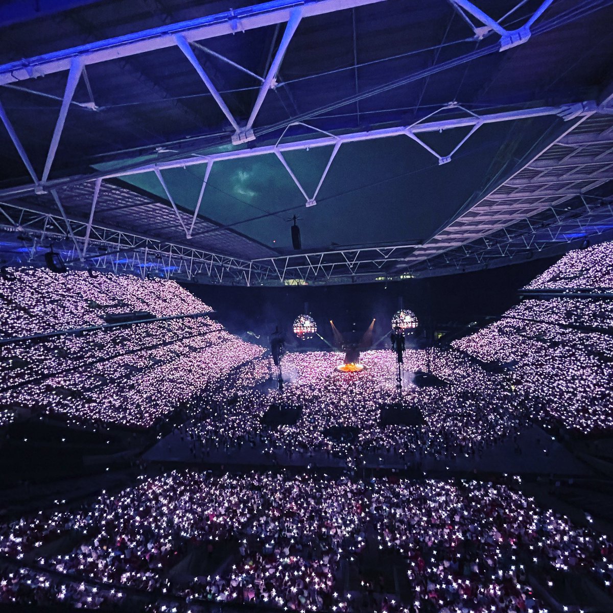 #ColdplayWembley 🤩 

Night 3/6. Incredible #MOTSWT