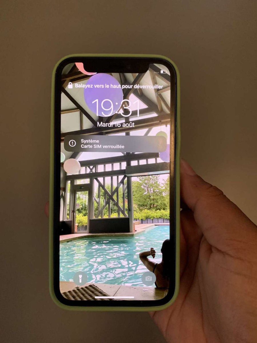 trafalgar_99's tweet photo. Téléphone trouvé sur la rue de Rome à Paris proche du métro Saint-Lazare. Partagez svp comme ça on évites à quelqu’un de remettre des sous dans un autre IPhone. Merci  d’avance🙏🏾 https://t.co/WnAHmXTH8O