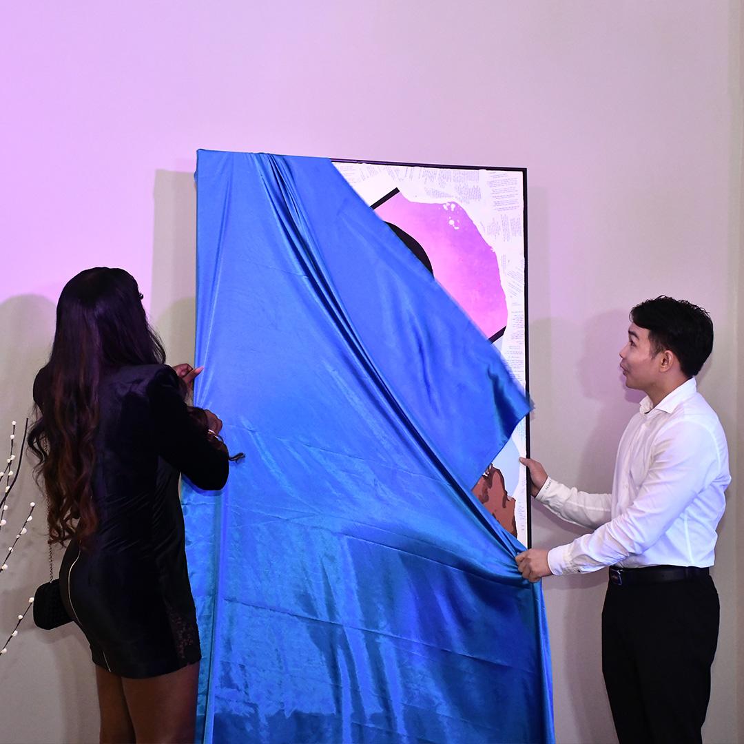 TECNOMobileNG's tweet photo. The stunning @TiwaSavage showed up and showed off her gorgeous style at the CAMON 19 Pro Mondrian exhibition. 
 
Swipe to see the beautiful smile on her face as she unveils this piece of art. 🤭

#TECNOxMondrian
#TECNOCamon19
#CAMON19Mondrian
#PortraitMaster https://t.co/UTvVmf7Md6