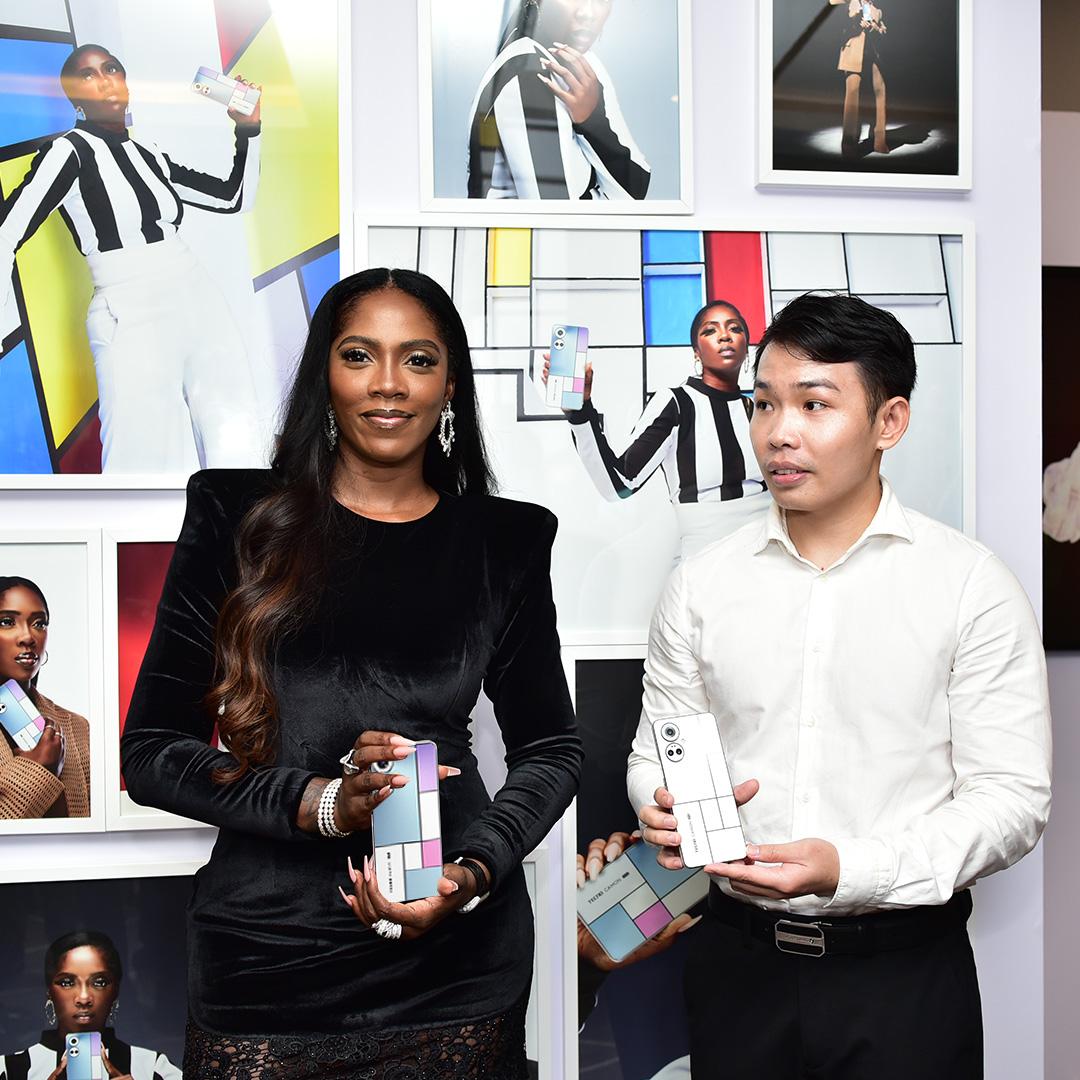 TECNOMobileNG's tweet photo. The stunning @TiwaSavage showed up and showed off her gorgeous style at the CAMON 19 Pro Mondrian exhibition. 
 
Swipe to see the beautiful smile on her face as she unveils this piece of art. 🤭

#TECNOxMondrian
#TECNOCamon19
#CAMON19Mondrian
#PortraitMaster https://t.co/UTvVmf7Md6