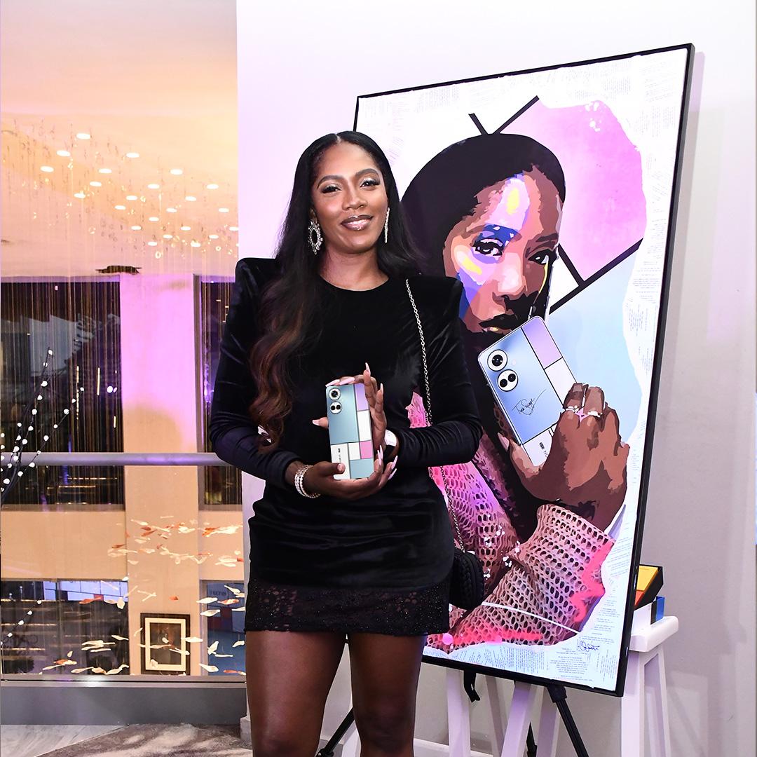 TECNOMobileNG's tweet photo. The stunning @TiwaSavage showed up and showed off her gorgeous style at the CAMON 19 Pro Mondrian exhibition. 
 
Swipe to see the beautiful smile on her face as she unveils this piece of art. 🤭

#TECNOxMondrian
#TECNOCamon19
#CAMON19Mondrian
#PortraitMaster https://t.co/UTvVmf7Md6