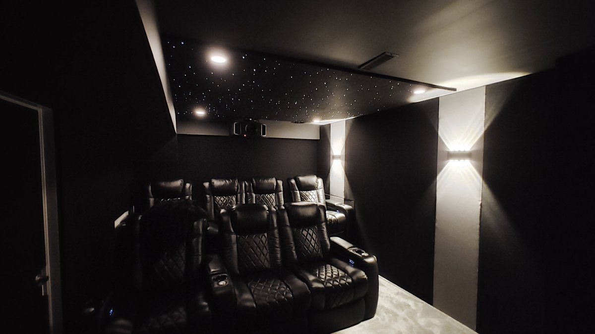 Valencia Theater Seating tweet media