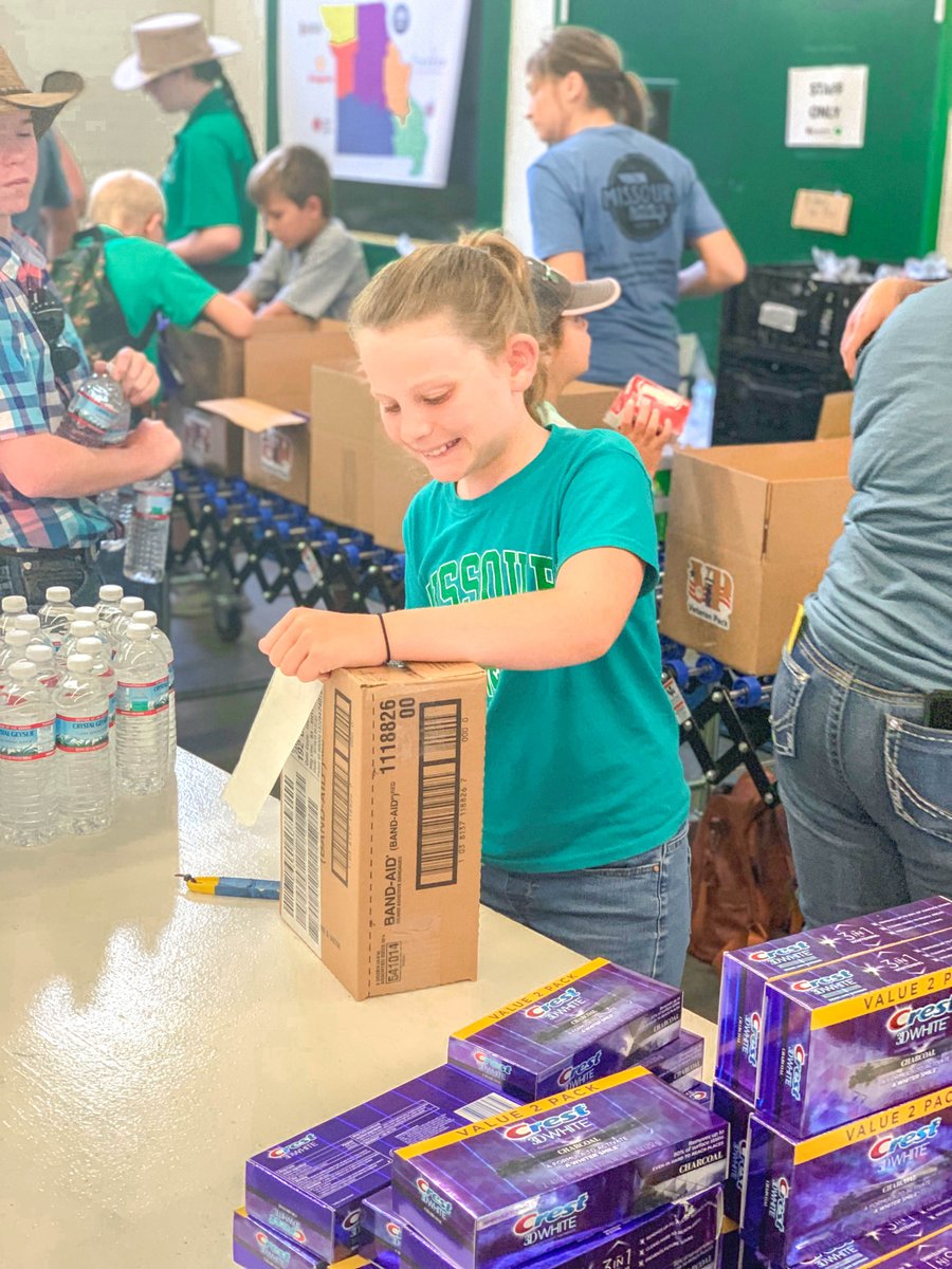 TheFoodBankMO's tweet photo. It's State Fair time again 🎉
Bring a donation of 2 cans of food OR $2 for the MO Farmers Care Food Drive to make your ticket drop from $12 to $2
Thanks MO 4-H and MO Director of Agriculture Chris Chinn for making veteran boxes yesterday
#MOStateFair #MO4H #FeedingVeterans https://t.co/Hi0qViRHKk