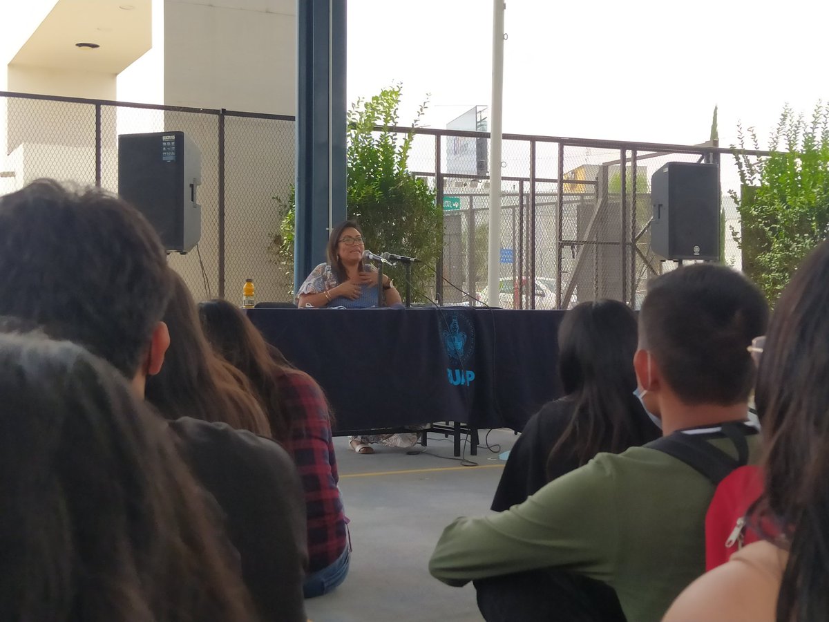 CarlosJDG01's tweet photo. Cinthya Coleote (@jenycoleote) comparte sus conocimientos y experiencia en el periodismo con alumnos de la facultad de la comunicación (@fccombuap). Gran oportunidad que ofrece la @BUAPoficial https://t.co/Gufi6wfkcb