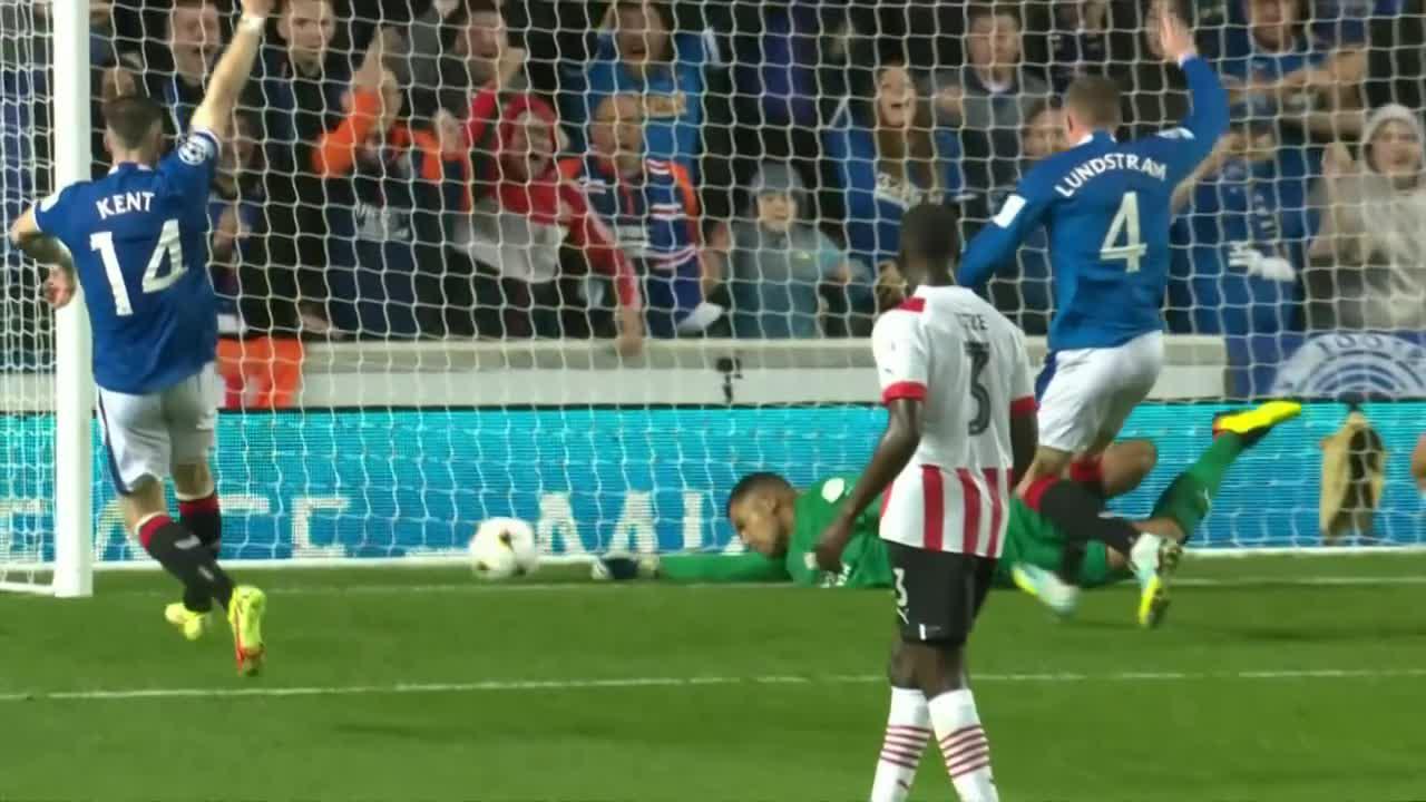 ABSOLUTE SCENES AT IBROX! 

PSV's keeper Walter Benítez is not going to want to watch that one again. 😳”