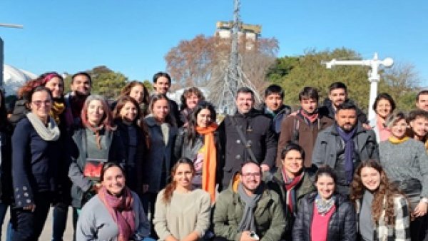 CalasCenter's tweet photo. El #CursoDePosgrado «Sustentabilidad, desarrollo y participación social en América Latina» celebró su clausura 🥳.
Aquí los resultados de esta colaboración 🤝 entre @unsamoficial y @uni_kassel 🇩🇪, con el auspicio de @el_BID y en el marco del #CALASCenter: https://t.co/nZHw3djlwV https://t.co/EdjtxDABYy