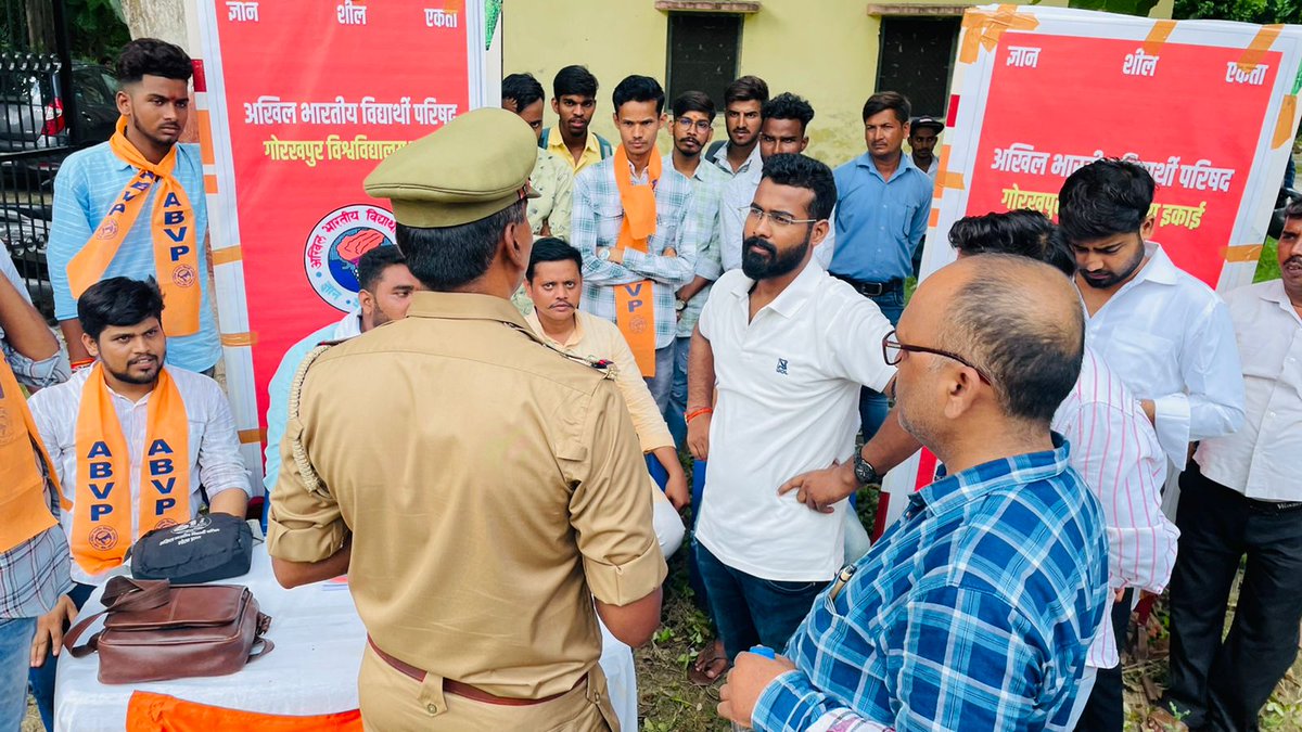 Abvpddugu's tweet photo. #abvpunstoppable 
#abvpddugu 

ठीक करेंगे तीन काम,प्रवेश परीक्षा शुल्क परिणाम।।
आज गोरखपुर विश्वविद्यालय इकाई द्वारा नवप्रवेशित विद्यार्थियों के सहयोग के लिए लगाए गए हेल्प डेस्क को हटाने की मंशा लिए आसुरी प्रवृत्तियों को माकूल जवाब आए हुए विद्यार्थी और उनके परिजनों ने दिया।। https://t.co/DcGmHtZ0jN