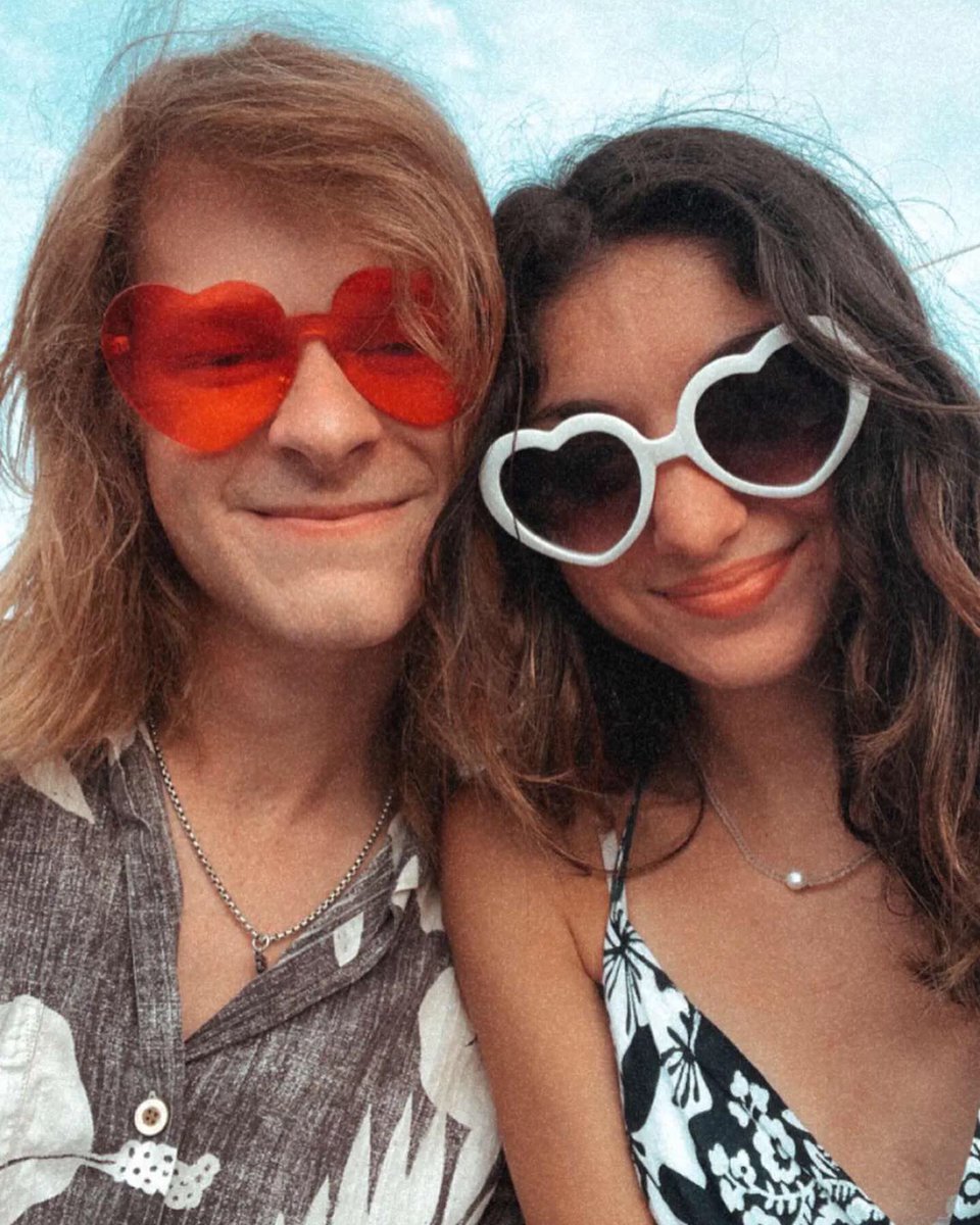 travisfairley's tweet photo. Such a great trip with such great people. 🥰 Can’t beat the beach. 🏝 Got to rock out too. 🎸 #gulfshores #al #alabama #beach #trip #vacation #gig #gracemerrill #girlfriend #love #date #folks #people #chillin #dog @rgtrmusic https://t.co/AM7qxy1Bfd