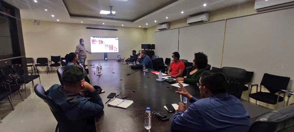 Nos reunimos con con el ingeniero especialista en suelos encargado de hacer los estudios topográficos y geotécnicos para junto al equipo de la #GMVV iniciar con las labores del proyecto de rehabilitación de la Av.  5 de Julio que ejecutaremos con el apoyo del Pdte <a href="/NicolasMaduro/">Nicolás Maduro</a>