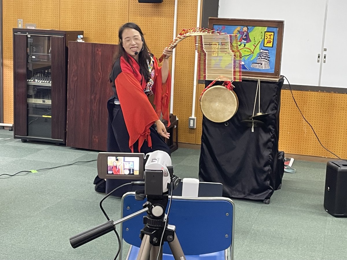 kamishibaimochi's tweet image. 昨日は宮前区で紙芝居でした。
もっと宮前で公演ができたらいいなあー(^O^)／
#chachachat
 #茶々茶処
#オンラインライブ公演
#川崎市宮前区
#kamishibai
#紙芝居
#東海道川崎宿
#三角おむすび物語
#南京玉すだれ紙芝居
#黄金バットとキングコング
#街頭紙芝居
#宮前市民館
#紙しばいやもっちぃ