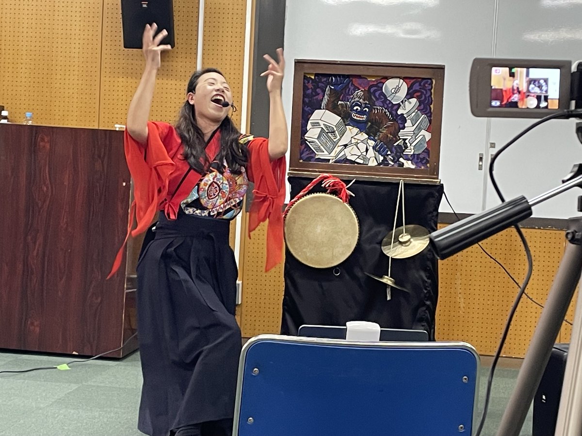 kamishibaimochi's tweet image. 昨日は宮前区で紙芝居でした。
もっと宮前で公演ができたらいいなあー(^O^)／
#chachachat
 #茶々茶処
#オンラインライブ公演
#川崎市宮前区
#kamishibai
#紙芝居
#東海道川崎宿
#三角おむすび物語
#南京玉すだれ紙芝居
#黄金バットとキングコング
#街頭紙芝居
#宮前市民館
#紙しばいやもっちぃ