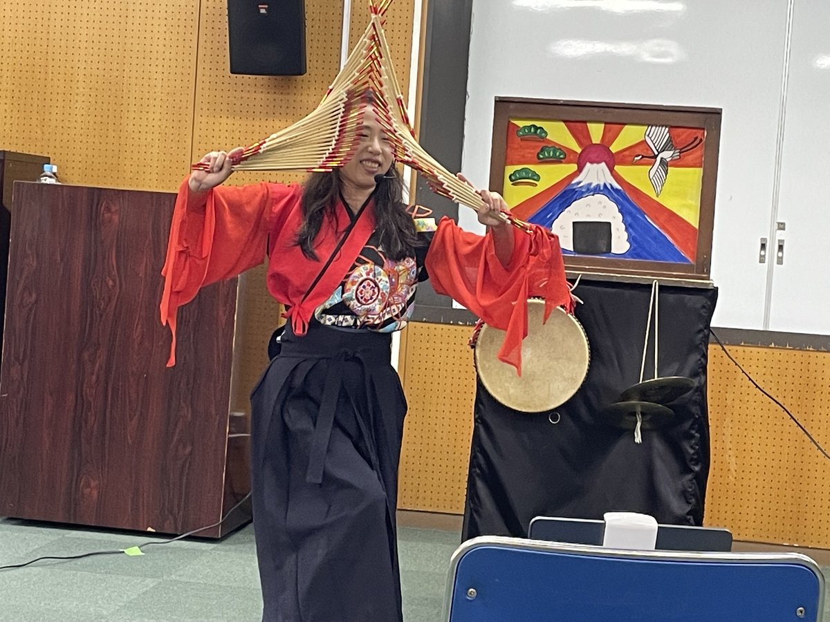 kamishibaimochi's tweet image. 昨日は宮前区で紙芝居でした。
もっと宮前で公演ができたらいいなあー(^O^)／
#chachachat
 #茶々茶処
#オンラインライブ公演
#川崎市宮前区
#kamishibai
#紙芝居
#東海道川崎宿
#三角おむすび物語
#南京玉すだれ紙芝居
#黄金バットとキングコング
#街頭紙芝居
#宮前市民館
#紙しばいやもっちぃ