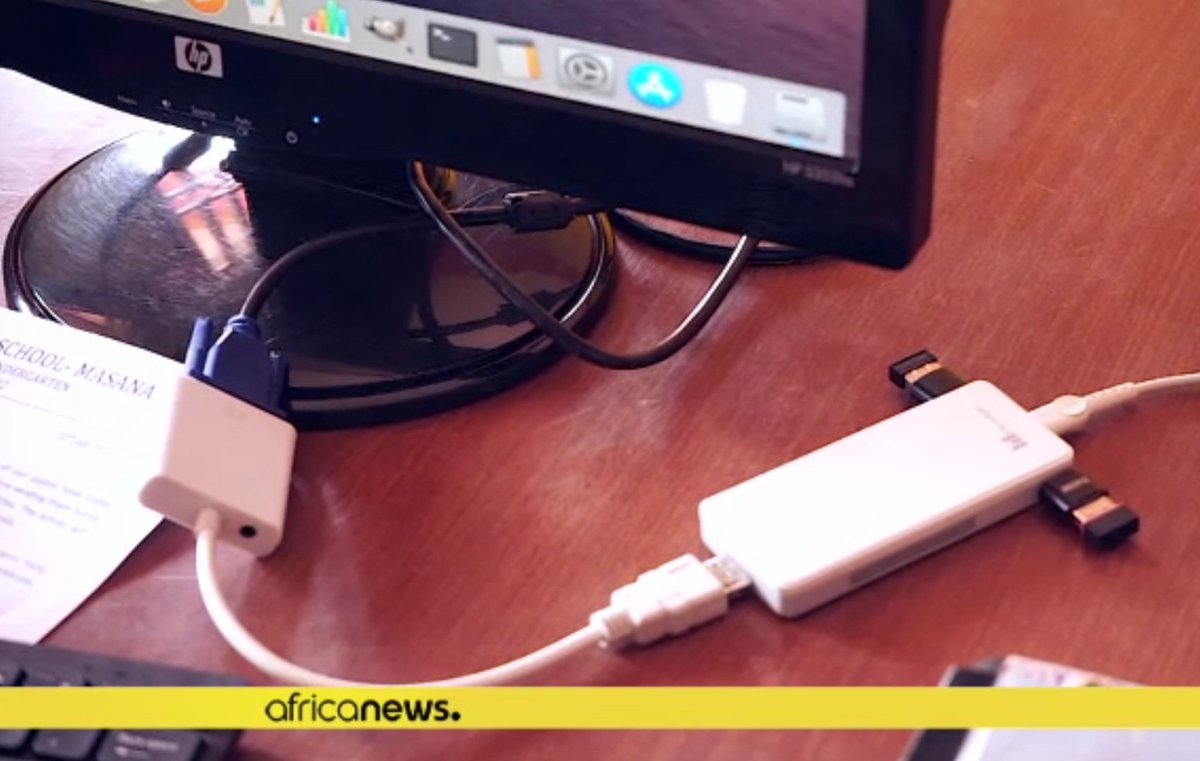 TomaszGeoPaleo's tweet photo. 🇺🇬Ugandyjczycy opracowali #Microfuse 💻📲Komputer typu stick, zasilany na ladowarke usb lub energie słoneczną☀️ i zbudowany z łatwo dostępnych materiałów. Koszt 70$.Do października wyprodukują 10 tys sztuk. Obecnie 2% ugandyjczykow ma dostęp do komputerów.
https://t.co/gPW2K9WNrV https://t.co/C2Iz6VBIXa