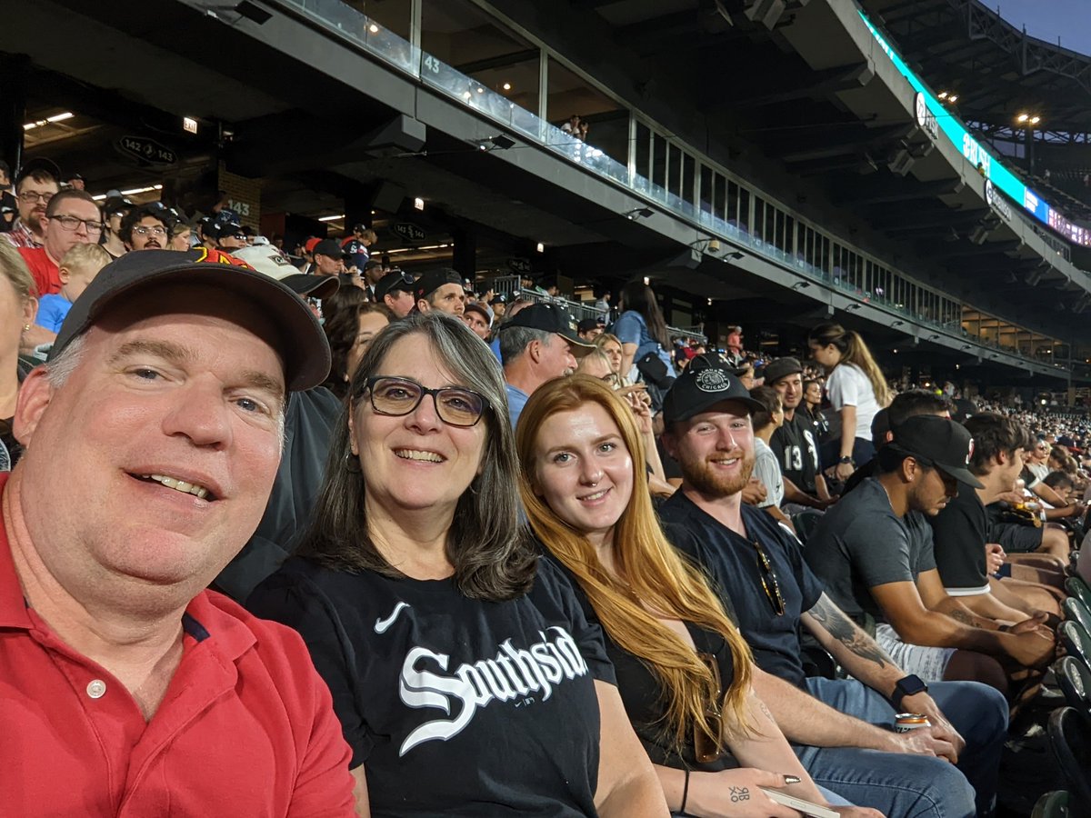 nolinger's tweet photo. Mixin' work with pleasure. Colleague, family, @whitesox https://t.co/yfhfF4Zq3D