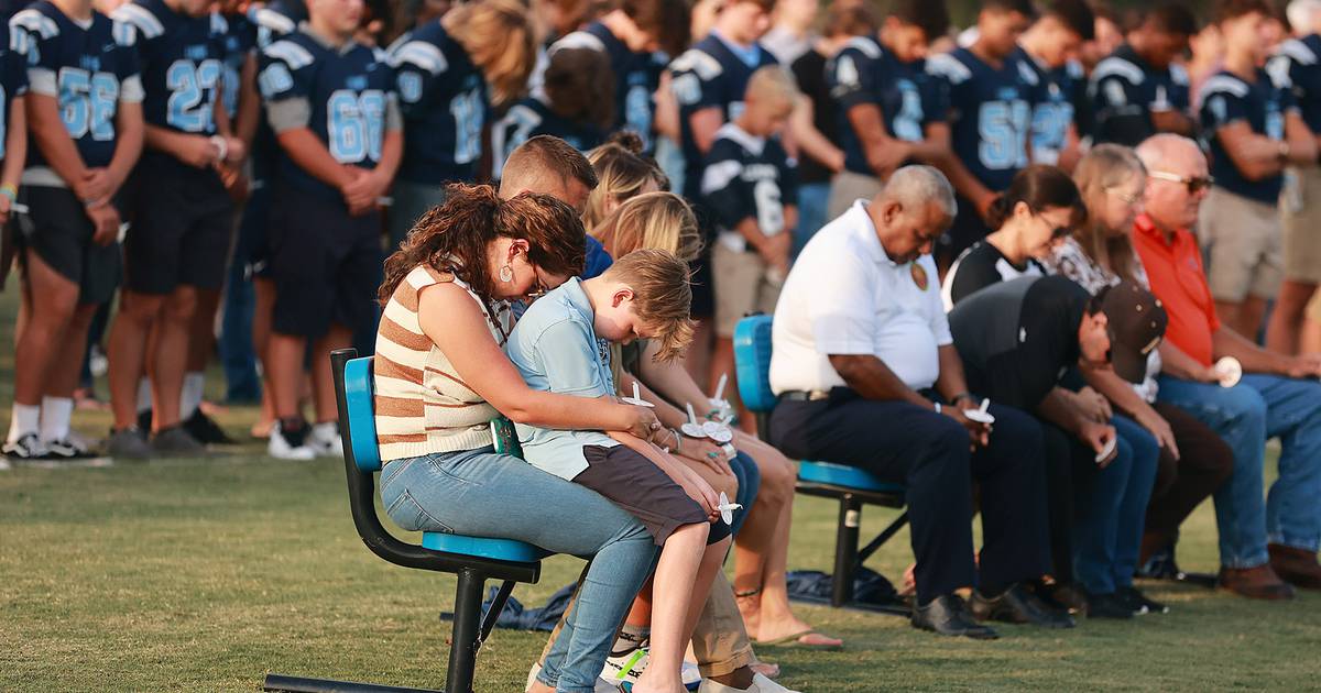 orlandosentinel's tweet photo. Winter Garden community shows outpouring support for fallen U.S. soldier and Foundation Academy alum https://t.co/qiAuXR6Ob9 https://t.co/q0cTAT8uyi
