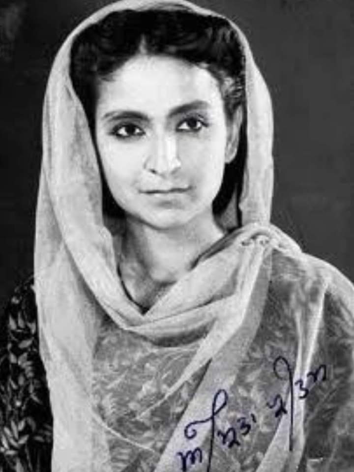 _amrita_pritam_'s tweet photo. ایک درد تھا
جو سگریٹ کی طرح
میں نے چُپ چاپ پیا ہے 
کچھ نظمیں ہیں
جو سگریٹ سے میں نے
راکھ کی طرح جھاڑی ہیں۔

✍️امریتا پریتم https://t.co/AXMCcHifCJ