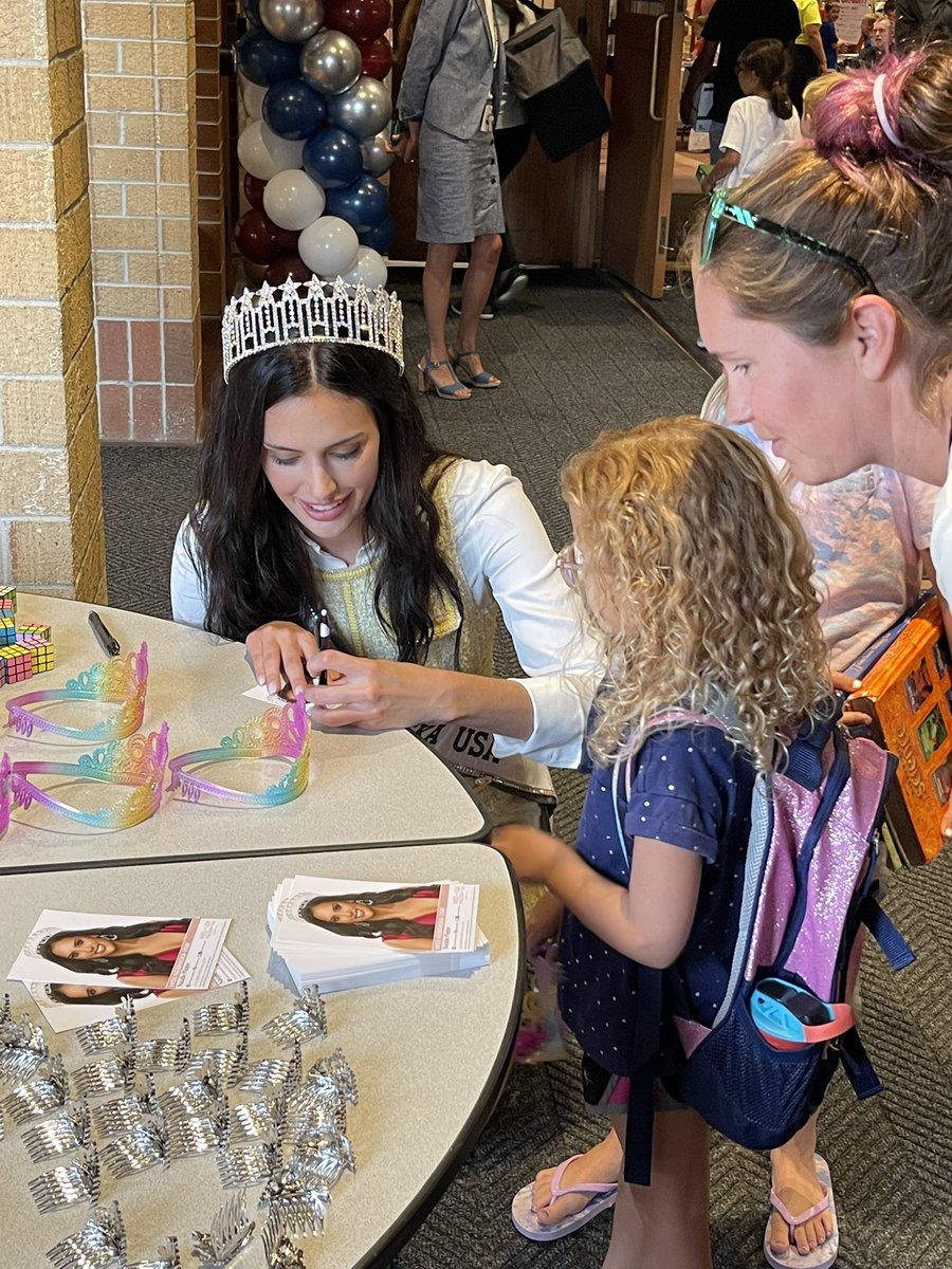 stwencschool's tweet photo. Thank you Miss Nebraska USA for visiting our Open House tonight! https://t.co/LlpkbuQYdE