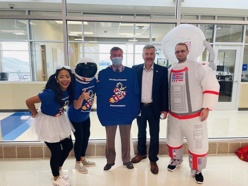 michelleRfine's tweet photo. 🔥Our @NISDGlenn staff is READY for the school year!! What a phenomenal @NISD Convocation today with incredible student performances and fired up by THE ABSOLUTE BEST 🙌🏼🙌🏼🙌🏼 Spirit Leaders! @artteach12 @ReadwRichardson @ Jason Morris! #WeHoldTheKey 🔑🚀 #AstronautsIgnited https://t.co/d2steORDQ2
