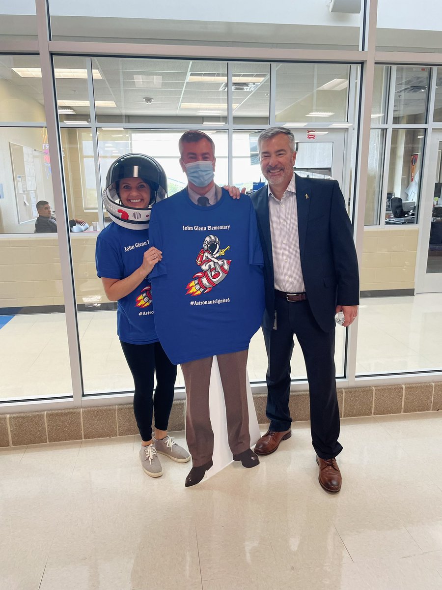 michelleRfine's tweet photo. 🔥Our @NISDGlenn staff is READY for the school year!! What a phenomenal @NISD Convocation today with incredible student performances and fired up by THE ABSOLUTE BEST 🙌🏼🙌🏼🙌🏼 Spirit Leaders! @artteach12 @ReadwRichardson @ Jason Morris! #WeHoldTheKey 🔑🚀 #AstronautsIgnited https://t.co/d2steORDQ2