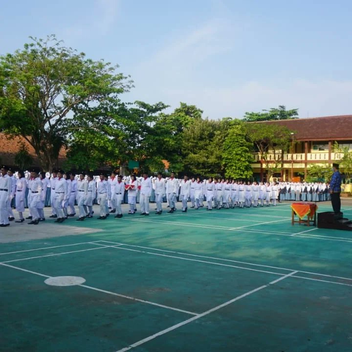 smanda_demak's tweet photo. Upacara peringatan HUT ke-77 Republik Indonesia
17 Agustus 2022
"Pulih lebih cepat, bangkit lebih kuat"

Smanda, siap, jaya, berprestasi! 

@dindikbud_demak  @cabdindikwil2 
#upacarahutri #hut77ri #dirgahayuindonesia77 https://t.co/f39eMLj9xc