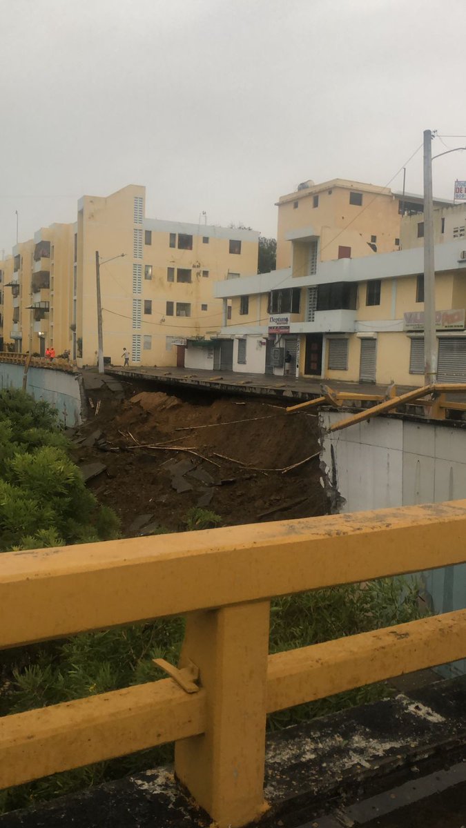 TeleuniversoTAD's tweet photo. Colapso parcial de uno de los laterales del puente seco de la calle 30 de Marzo a su paso sobre la Av. de Las Carreras, en Santiago de los Caballeros, fruto del ablandamiento de las arcillas por las lluvias torrenciales caídas durante la tarde de hoy en Santiago y el Cibao. https://t.co/XUYT8AwkDP
