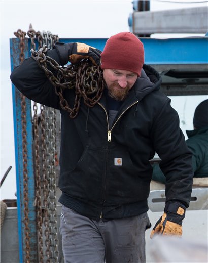 BobLabla16's tweet image. GOP elite make fun of working men wearing hoodies on a job site.