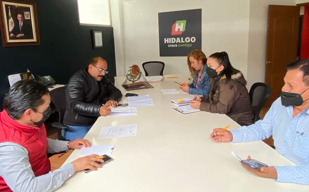 CGuerreroRTH's tweet photo. Parte de mi equipo de trabajo se reúnen para definir la logística del evento que se llevará a cabo este jueves en la #HuastecaHidalguense y que sin duda marcará historia en @RadioTvHidalgo. https://t.co/xDdD64EALo
