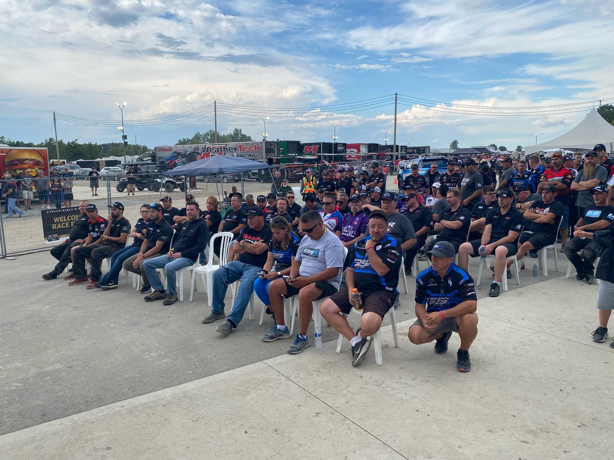 NASCARCanada_'s tweet photo. Driver/Crew Chief/Spotter Meeting underway at @OhswekenSpdway ✅

#NASCARPintys | #Pintys100 | #NPSonDirt https://t.co/ZzyFxkKw7X