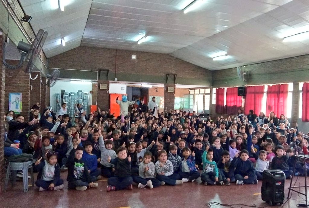 PilotoX1's tweet photo. Cerramos el primer día de charlas viales en la previa @TopRaceOk @MuniRosario #TRRosario 🏁
Mañana seguimos por mucho más.
#charlasviales #inclusion #Rosario
#toprace #pilototango #pilotox https://t.co/Y6h2iB7tAY