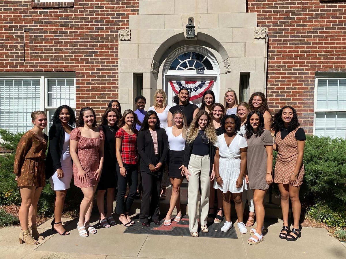 OPSU_Volleyball's tweet photo. ICYMI βΌοΈ Aggies Volleyball got to speak with Senator Lankford. #panhandleproud #panhandlestate #volleyball https://t.co/2sbrmT04KN
