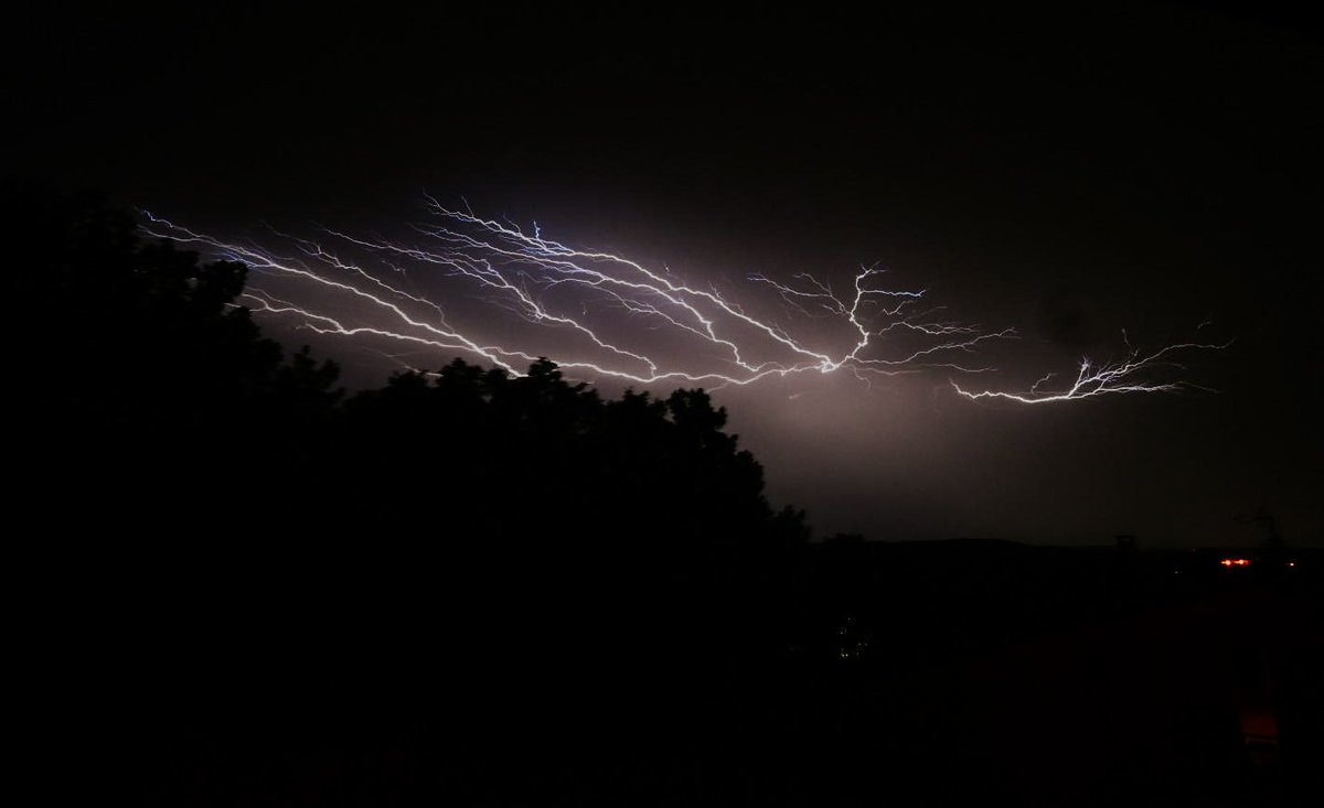 Yadelair's tweet photo. Sous les #éclairs et #orages dans le #Gard à #Mons
#Occitanie https://t.co/Was6RZX6bM