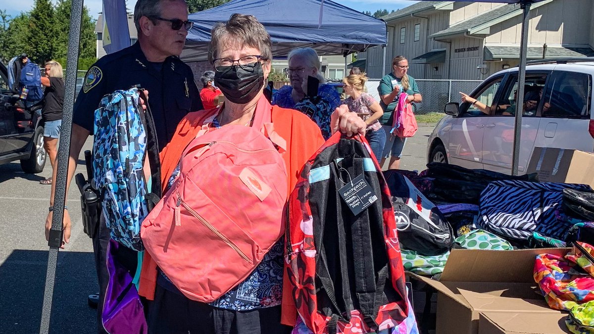 CityOfSumnerWA's tweet photo. It was a treat for Mayor Hayden, Chief Moericke and other City of #Sumner staff to help our friends @SumnerSchools at the first School Resource Fair. #BacktoSchool https://t.co/TShUNFahSD