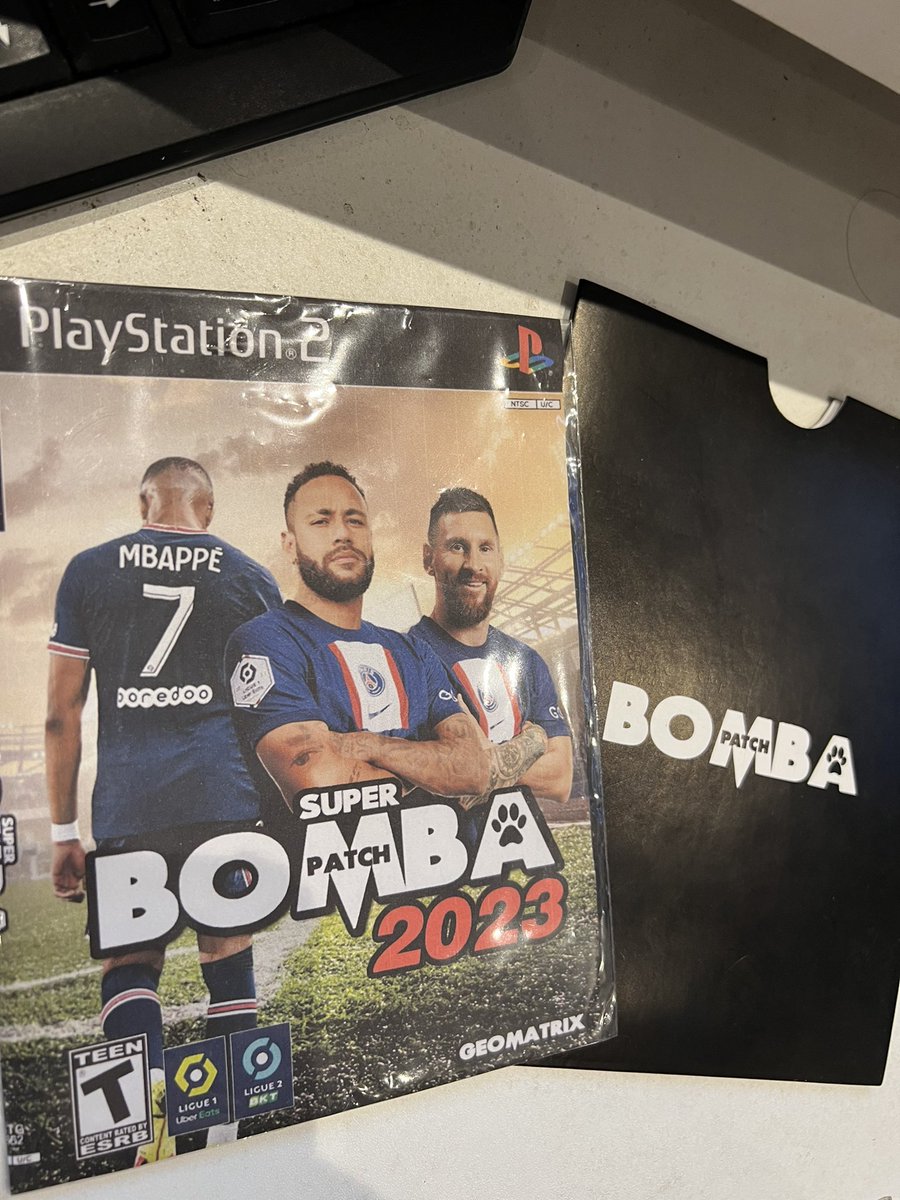 bombapatchgeo's tweet photo. Perdão galera do Bomba Patch! Mbappé queria tirar a foto primeiro pra capa mas Neymar e Messi não deixaram… https://t.co/subxEHPGXa
