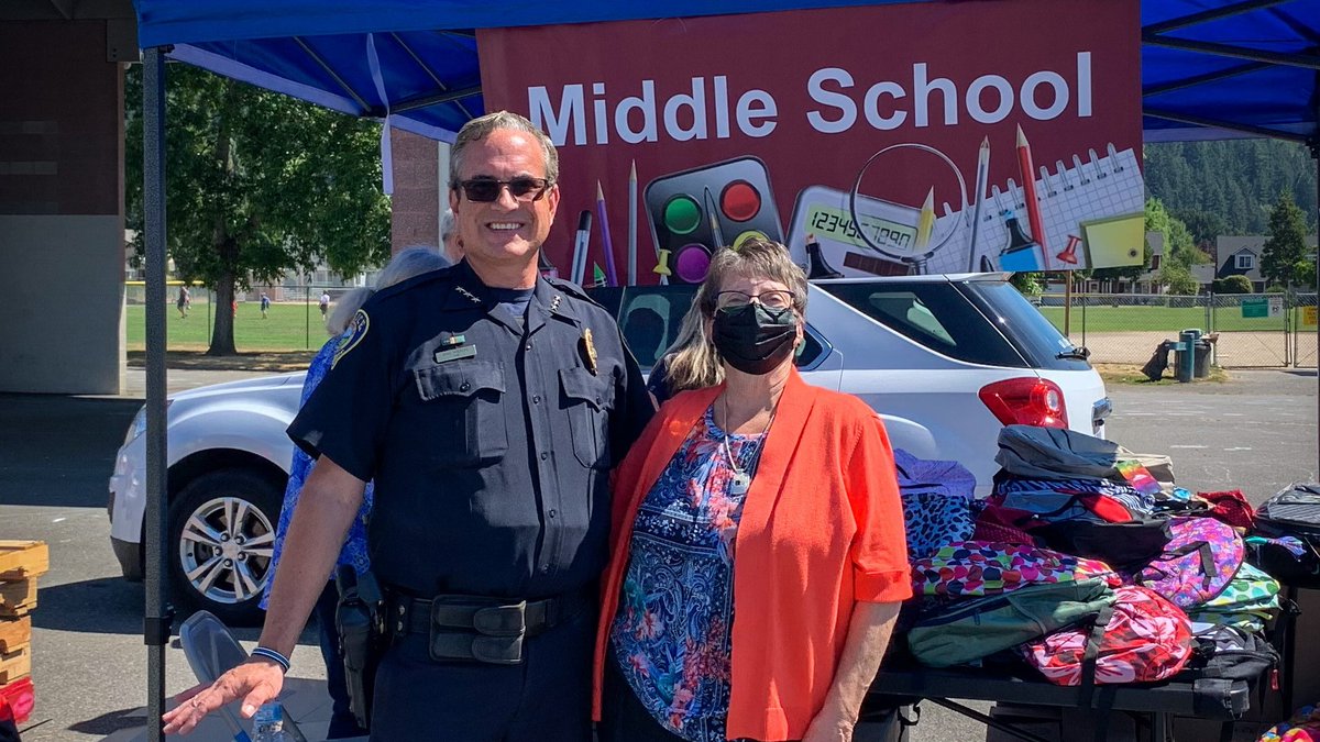 CityOfSumnerWA's tweet photo. It was a treat for Mayor Hayden, Chief Moericke and other City of #Sumner staff to help our friends @SumnerSchools at the first School Resource Fair. #BacktoSchool https://t.co/TShUNFahSD