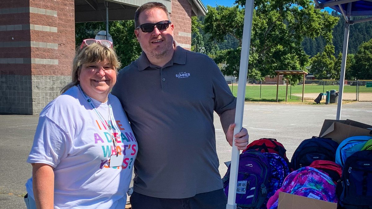 CityOfSumnerWA's tweet photo. It was a treat for Mayor Hayden, Chief Moericke and other City of #Sumner staff to help our friends @SumnerSchools at the first School Resource Fair. #BacktoSchool https://t.co/TShUNFahSD