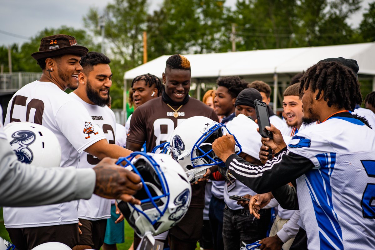 BrownsYouthFB's tweet photo. YOU GET A HELMET✨
YOU GET A HELMET✨
YOU GET A HELMET✨

The 𝑱𝒂𝒎𝒆𝒔 𝑭𝒐𝒓𝒅 𝑹𝒉𝒐𝒅𝒆𝒔 High School Football team was surprised with FREE helmets through our HELMETS Program, presented by @meijer and in association with @UHhospitals &amp; @XenithFootball 🏈#playfotball https://t.co/mdmTL12DMH