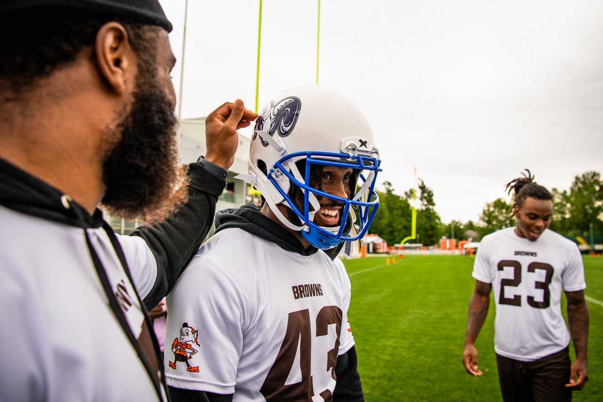 BrownsYouthFB's tweet photo. YOU GET A HELMET✨
YOU GET A HELMET✨
YOU GET A HELMET✨

The 𝑱𝒂𝒎𝒆𝒔 𝑭𝒐𝒓𝒅 𝑹𝒉𝒐𝒅𝒆𝒔 High School Football team was surprised with FREE helmets through our HELMETS Program, presented by @meijer and in association with @UHhospitals &amp; @XenithFootball 🏈#playfotball https://t.co/mdmTL12DMH