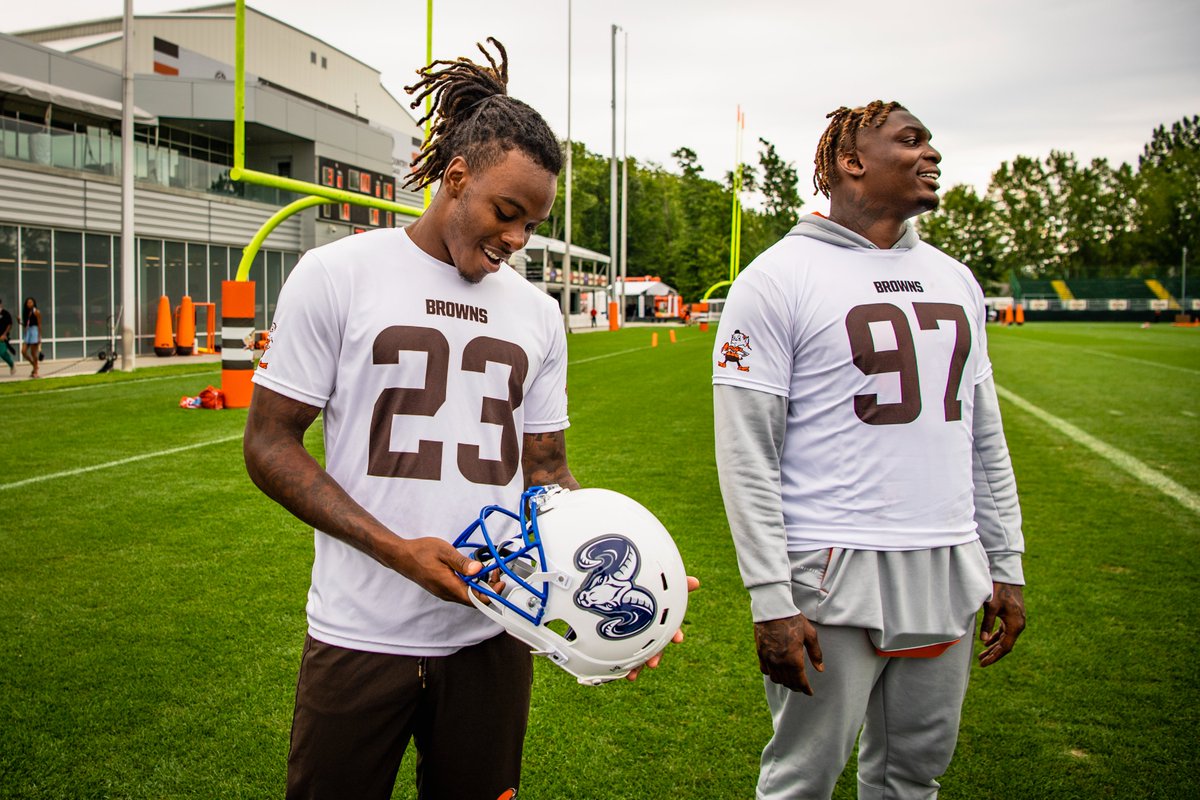 BrownsYouthFB's tweet photo. YOU GET A HELMET✨
YOU GET A HELMET✨
YOU GET A HELMET✨

The 𝑱𝒂𝒎𝒆𝒔 𝑭𝒐𝒓𝒅 𝑹𝒉𝒐𝒅𝒆𝒔 High School Football team was surprised with FREE helmets through our HELMETS Program, presented by @meijer and in association with @UHhospitals &amp; @XenithFootball 🏈#playfotball https://t.co/mdmTL12DMH