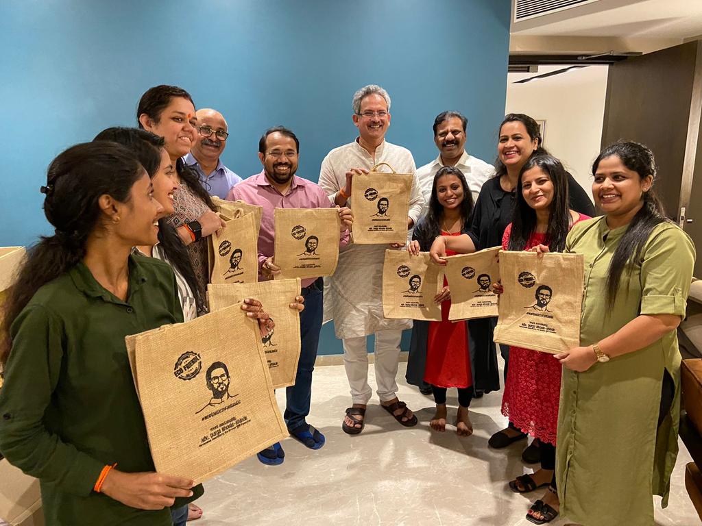 nowdurga's tweet photo. The #FreedomFromPlastic campaign bags were inaugurated by 2 of my favourite people; my beloved seniors, my pillar of strength i.e. Shivsena Secretaries Hon. MP Shri @ianildesai Bhau & my support system Shri @isurajchavan Dada at Shivsena bhavan.
#GoGreenयुवा #BYOB #InAUTweTrust https://t.co/KcUabTMRbi