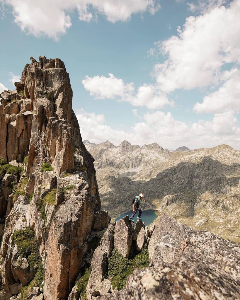 indiboix's tweet photo. Agulles de Travessani amb @guia.rogerlopezdeharo 
.
.
.
.
.
#Territoriindi #neverstopexploring #outdoor #stealingmoments #pyrenees #mountains #pirineus #parcnaturalaltpirineu #aralleida #parcnacionalaigüestortes #agullesdetravessani #crestadetravessani https://t.co/pehRsyQInu https://t.co/REyOmwAf4v