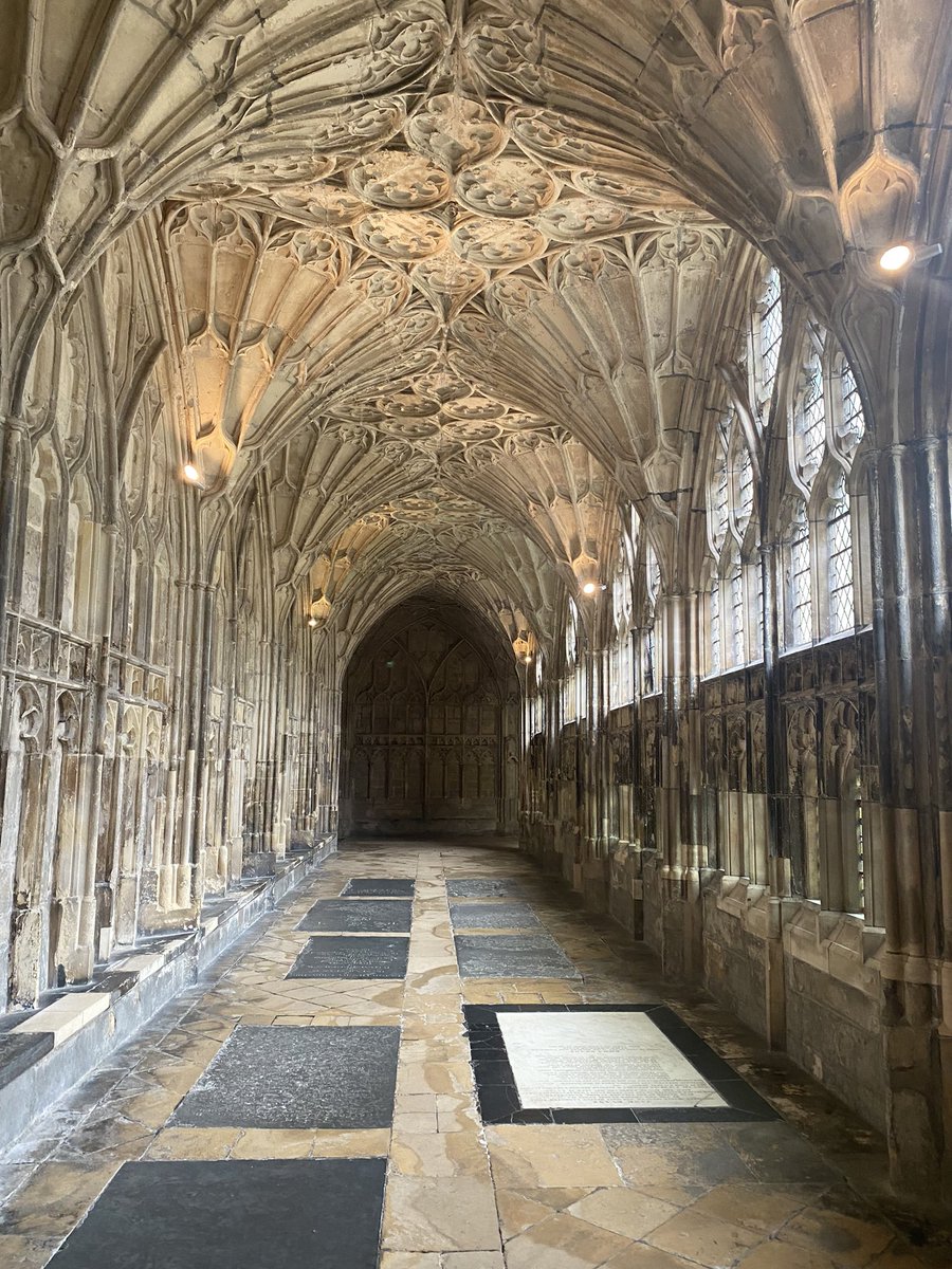 kryptic_kate's tweet photo. am i in hogwarts? yes i am and i’m so happy https://t.co/QMVghOXZZz